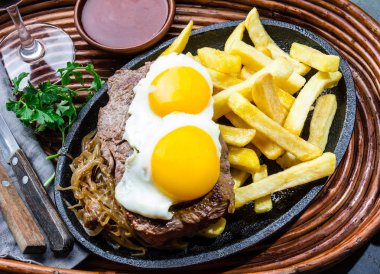 Perulu Latin Amerika Gıda. Lomo bir lo pobre. Sığır bonfile whit kızarmış patates Fransız kızarmış ve yumurta Şili sos ve şarap eşliğinde