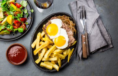 Perulu Latin Amerika Gıda. Lomo bir lo pobre. Sığır bonfile whit kızarmış patates Fransız kızarmış ve yumurta Şili sos ve şarap eşliğinde