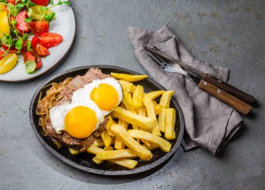 Perulu Latin Amerika Gıda. Lomo bir lo pobre. Sığır bonfile whit kızarmış patates Fransız kızarmış ve yumurta Şili sos ve şarap eşliğinde