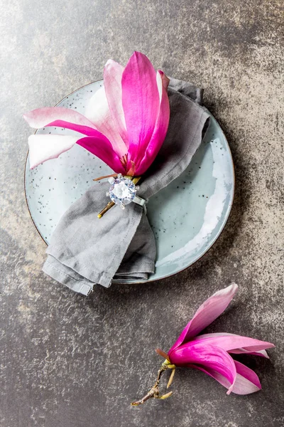 Servet Met Srping Magnolia Bloemen Grijze Plaat Stenen Achtergrond Bovenaanzicht — Stockfoto