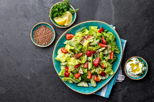 Salada Morango Alface Saudável Com Sementes Linho Vista Superior Placa — Fotografia de Stock