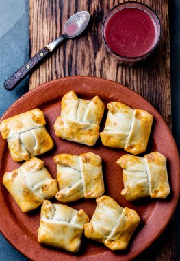 Mini Şili empanadas kil plaka tipik Şili içki şarap ile harina - kırmızı şarap ile tost un con.