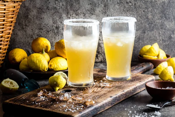 Michelada chilena iç. Geleneksel Latin Amerika Şili Meksika bira içecek limon, tuz ve buz ile yenileme.