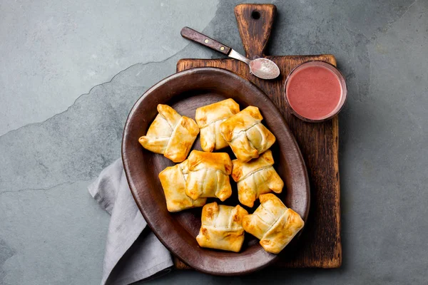Mini Şili empanadas kil plaka tipik Şili içki şarap ile harina - kırmızı şarap ile tost un con.