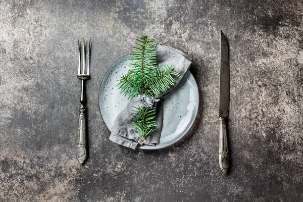 Weihnachtsessen Hintergrund Besteck Teller Serviette Mit Ring Und Christbaumzweig Tischdekoration — Stockfoto