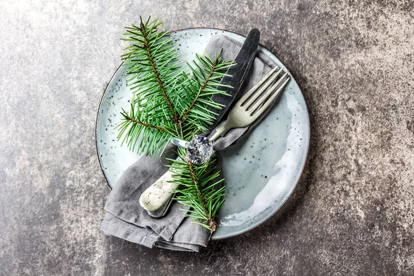 Weihnachtsessen Hintergrund Besteck Teller Serviette Mit Ring Und Christbaumzweig Tischdekoration — Stockfoto