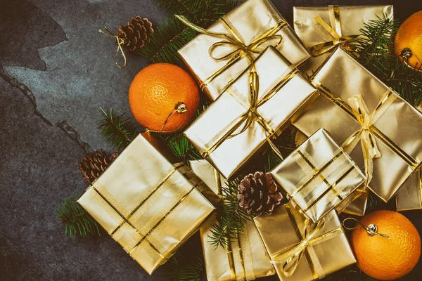 Fundo Natal Caixas Presente Ouro Decoração Natal Laranjas Galhos Árvore — Fotografia de Stock