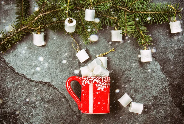 Conceito Inverno Natal Caneca Vermelha Ramo Árvore Natal Com Marshmallow — Fotografia de Stock