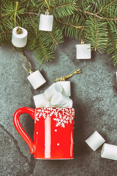 Conceito Inverno Natal Caneca Vermelha Ramo Árvore Natal Com Marshmallow — Fotografia de Stock