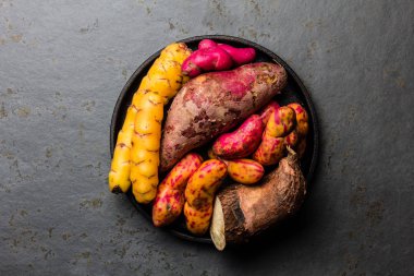 Yemek pişirmek - Perulu hammaddelerini yuca, tatlı patates ve camote Soliman.rwash renkli. Üstten görünüm.