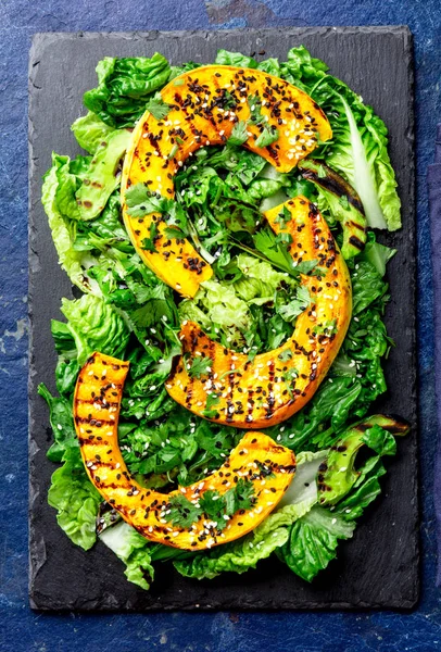 Salada Abóbora Alface Grelhada Com Gergelim Branco Preto Molho Balsâmico — Fotografia de Stock