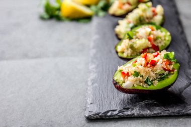 Gelenek Perulu quinua quinoa salata içinde avokado yarısını, kayrak kurulunda görev yapmaktadır..