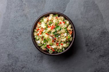 Geleneksel Perulu quinoa quinua salata kil kase, kayrak gri arka planda.