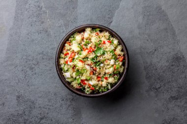Geleneksel Perulu quinoa quinua salata kil kase, kayrak gri arka planda.