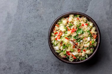 Geleneksel Perulu quinoa quinua salata kil kase, kayrak gri arka planda.