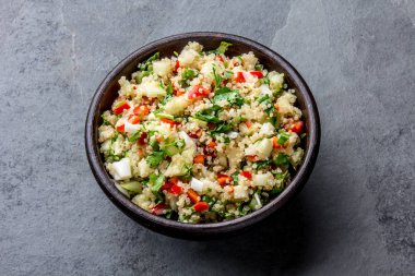 Geleneksel Perulu quinoa quinua salata kil kase, kayrak gri arka planda.