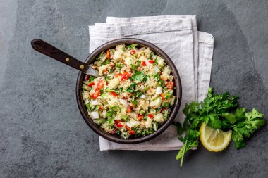 Geleneksel Perulu quinoa quinua salata kil kase, kayrak gri arka planda.
