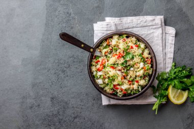 Geleneksel Perulu quinoa quinua salata kil kase, kayrak gri arka planda.