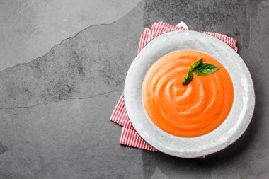 Geleneksel İspanyol Endülüs Kremalı Domates çorbası - salmorejo. Salmorejo veya gazpacho çorbası gri kase, kayrak gri arka plan üzerinde krem.