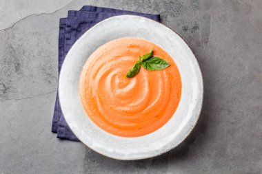 Geleneksel İspanyol Endülüs Kremalı Domates çorbası - salmorejo. Salmorejo veya gazpacho çorbası gri kase, kayrak gri arka plan üzerinde krem.