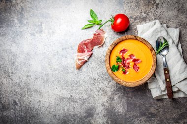 İspanyol domates çorbası Salmorejo zeytin ahşap kase taş zemin üzerine jambon jamon serrano ile görev yaptı. Üstten görünüm, kopya alanı.