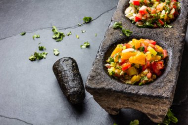 Ünlü Meksikalı salsas - pico de gallo, salsa bandera mexicana gri kayrak zemin üzerine taş havan topu içinde soslar.