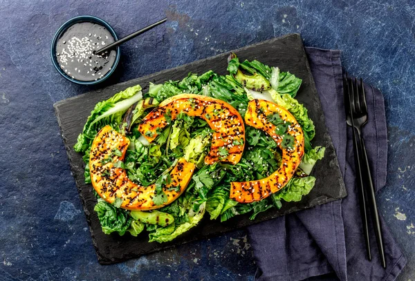 Salada Abóbora Alface Grelhada Com Gergelim Branco Preto Molho Balsâmico — Fotografia de Stock