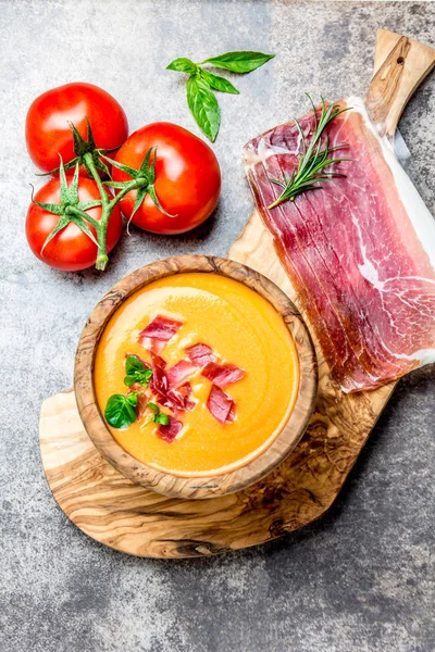 Sopa Tomate Español Salmorejo Servido Tazón Madera Oliva Con Jamón — Foto de Stock