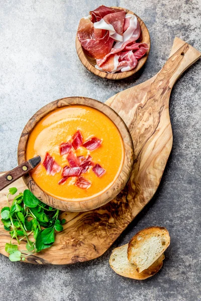 Sopa Tomate Español Salmorejo Servido Tazón Madera Oliva Con Jamón — Foto de Stock