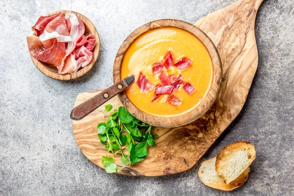 Sopa Tomate Español Salmorejo Servido Tazón Madera Oliva Con Jamón — Foto de Stock