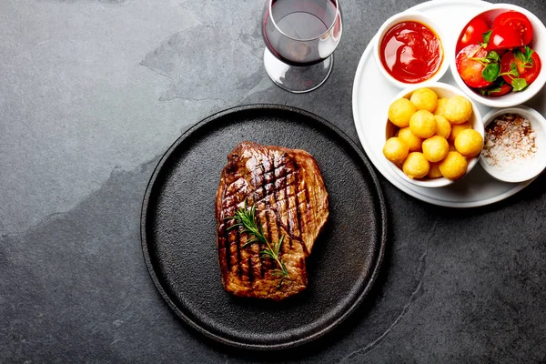 Grilovaný Hovězí Steak Podávaný Litinová Deska Rajčatový Salát Brambory Koule — Stock fotografie