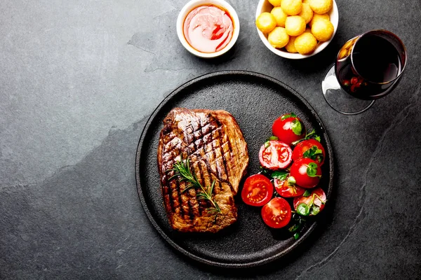 配有番茄沙拉 土豆球和红酒的铁板烤牛排 烧烤肉牛肉柳 顶部视图 石板背景 — 图库照片