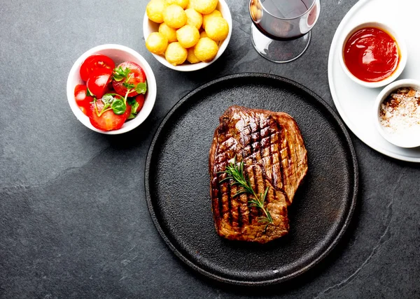 Grilovaný Hovězí Steak Podávaný Litinová Deska Rajčatový Salát Brambory Koule — Stock fotografie