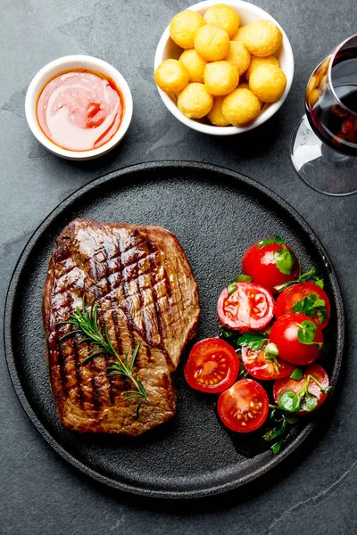 Grilovaný Hovězí Steak Podávaný Litinová Deska Rajčatový Salát Brambory Koule — Stock fotografie