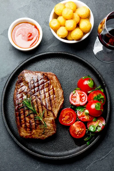 Carne Asada Servida Plato Hierro Fundido Con Ensalada Tomate Bolas — Foto de Stock