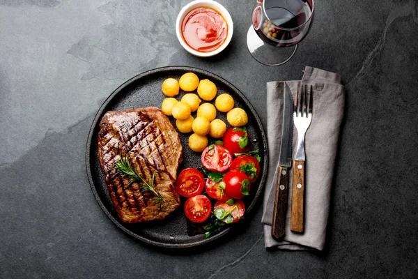 Grilovaný Hovězí Steak Podávaný Litinová Deska Rajčatový Salát Brambory Koule — Stock fotografie