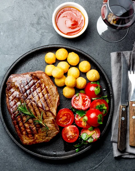 Grilovaný Hovězí Steak Podávaný Litinová Deska Rajčatový Salát Brambory Koule — Stock fotografie