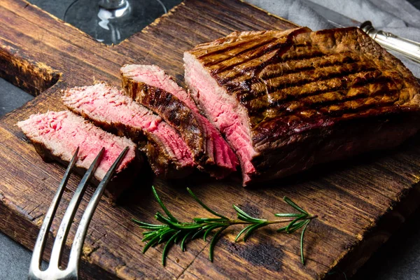 Plakjes Gegrilde Medium Zeldzame Biefstuk Houten Plank Barbecue Bbq Vlees — Stockfoto