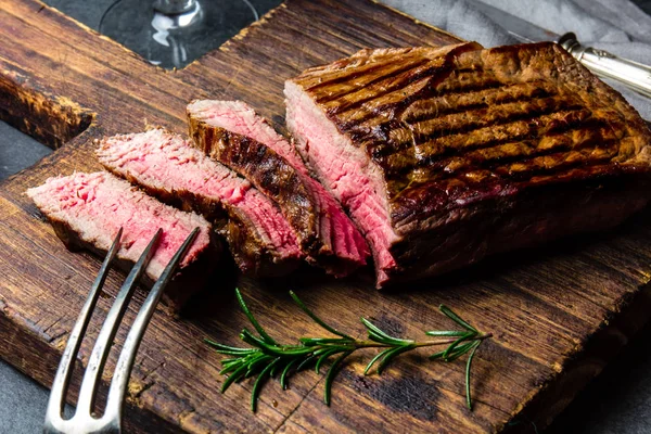 Bistecca Manzo Media Rara Grigliata Affettata Servita Tavola Legno Barbecue — Foto Stock