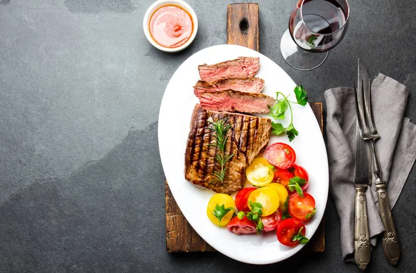 Nakrájené Středně Vzácný Grilovaný Hovězí Steak Podávaný Bílé Plotně Rajčatový — Stock fotografie