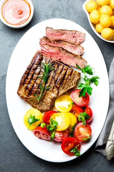Nakrájené Středně Vzácný Grilovaný Hovězí Steak Podávaný Bílé Plotně Rajčatový — Stock fotografie