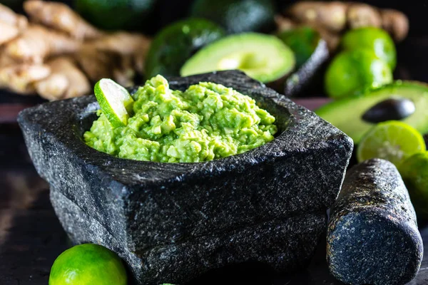 Inzake Mexicaanse Saus Guacamole Met Avocado Gember Limoen Stenen Mortel — Stockfoto