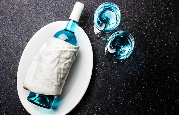 Бутылка Два Бокала Модного Синего Вина Испанское Голубое Вино Черном — стоковое фото