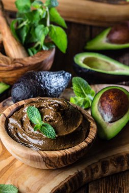 Avokado çikolata mousse zeytin ahşap kase. Ahşap uygunluğunu