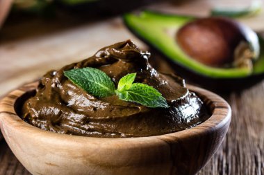 Avokado çikolata mousse zeytin ahşap kase. Ahşap uygunluğunu