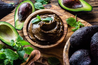 Avokado çikolata mousse zeytin ahşap kase. Ahşap uygunluğunu