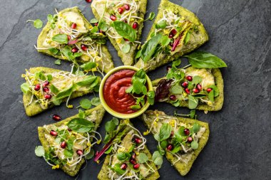 Yeşil ıspanak hamur, sebze ve peynir pizza, kayrak adam, üstten görünüm