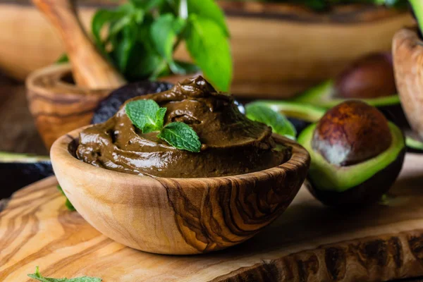 Avocado Chocolademousse Olijf Houten Kom Houten Hebben — Stockfoto