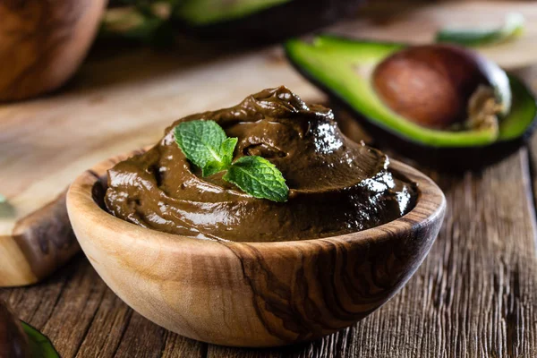 Avocado Chocolate Mousse Dalam Mangkuk Kayu Zaitun Bacground Kayu — Stok Foto