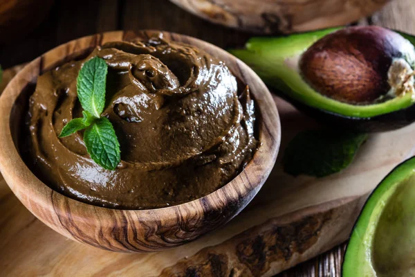 Avocado Chocolate Mousse Dalam Mangkuk Kayu Zaitun Bacground Kayu — Stok Foto